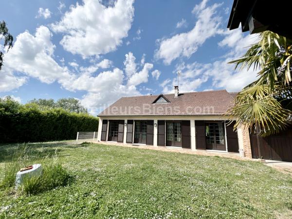 Maison 152 m2, confort de plain-pied, 3/4 chambres, terrain 984 m2,  cave, garage et dépendance.