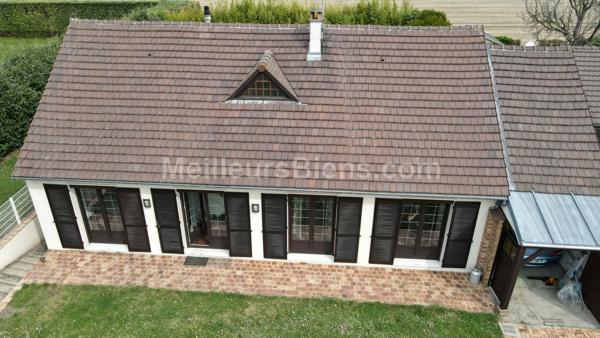 Maison 152 m2, confort de plain-pied, 3/4 chambres, terrain 984 m2,  cave, garage et dépendance.