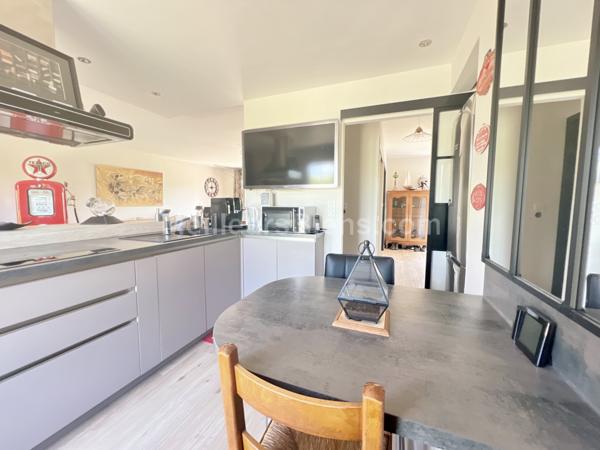 Maison 152 m2, confort de plain-pied, 3/4 chambres, terrain 984 m2,  cave, garage et dépendance.