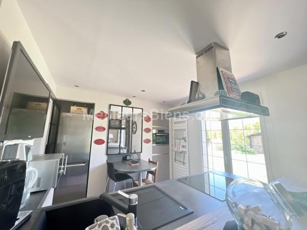 Maison 152 m2, confort de plain-pied, 3/4 chambres, terrain 984 m2,  cave, garage et dépendance.