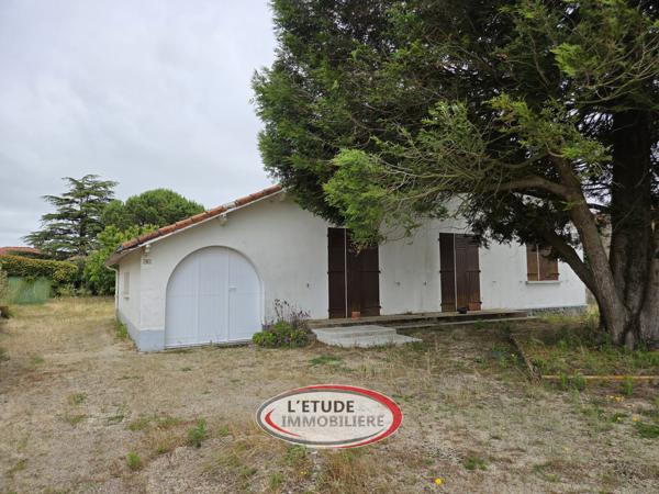 MACHECOUL BOURG : plain pied 82 m² à rénover (+ garage et dépendance) sur 990 m² de terrain !