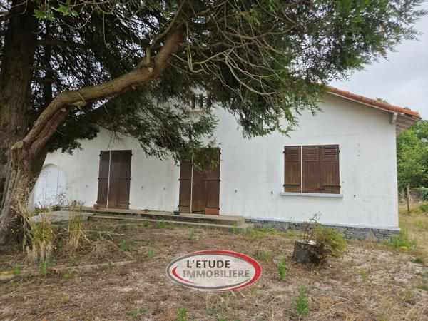 MACHECOUL BOURG : plain pied 82 m² à rénover (+ garage et dépendance) sur 990 m² de terrain !