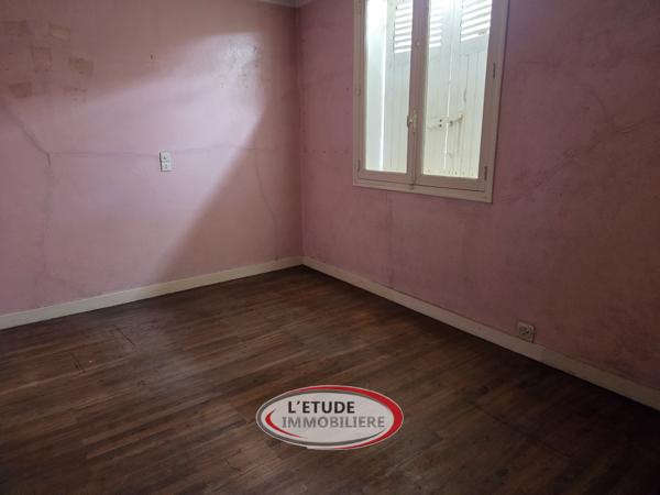 MACHECOUL BOURG : plain pied 82 m² à rénover (+ garage et dépendance) sur 990 m² de terrain !