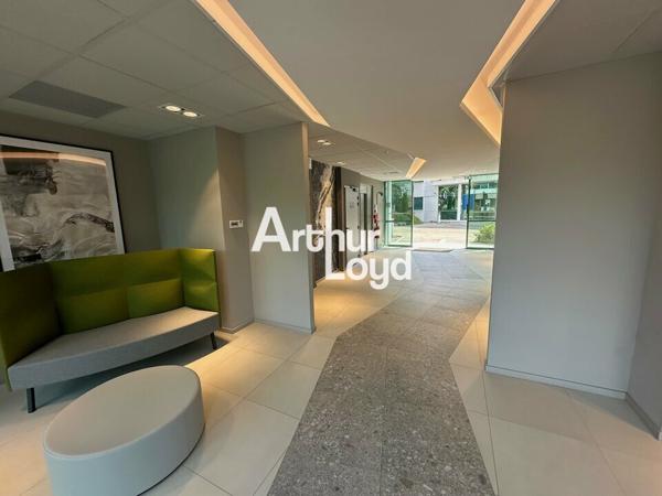 Bureaux cloisonnés et climatisés à louer à Sophia Antipolis avec parkings et terrasses