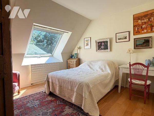Elégante bâtisse en pierres de 127m² dévoilant un équilibre rare où l'authenticité rencontre un...