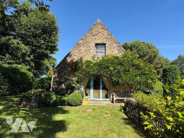 Elégante bâtisse en pierres de 127m² dévoilant un équilibre rare où l'authenticité rencontre un...