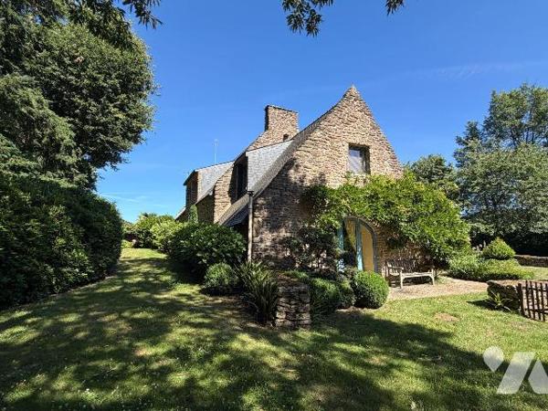 Elégante bâtisse en pierres de 127m² dévoilant un équilibre rare où l'authenticité rencontre un...