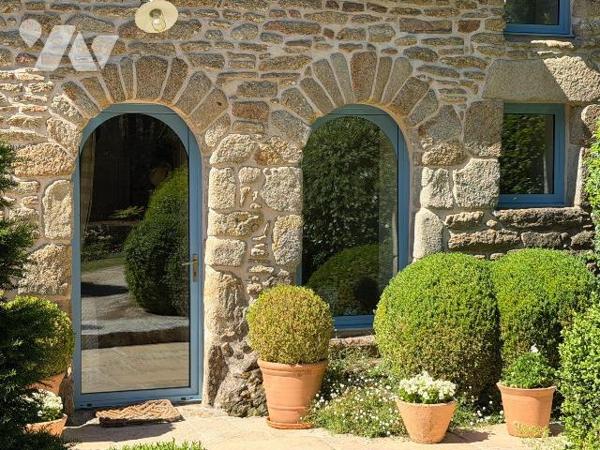 Elégante bâtisse en pierres de 127m² dévoilant un équilibre rare où l'authenticité rencontre un...