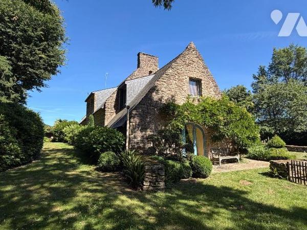 Elégante bâtisse en pierres de 127m² dévoilant un équilibre rare où l'authenticité rencontre un...