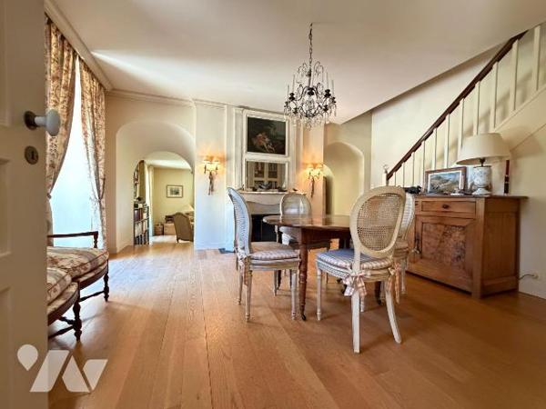 Elégante bâtisse en pierres de 127m² dévoilant un équilibre rare où l'authenticité rencontre un...