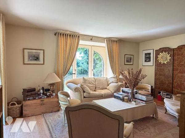 Elégante bâtisse en pierres de 127m² dévoilant un équilibre rare où l'authenticité rencontre un...