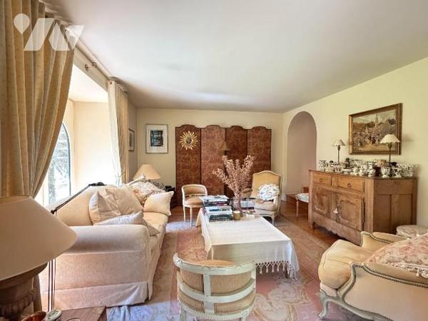 Elégante bâtisse en pierres de 127m² dévoilant un équilibre rare où l'authenticité rencontre un...