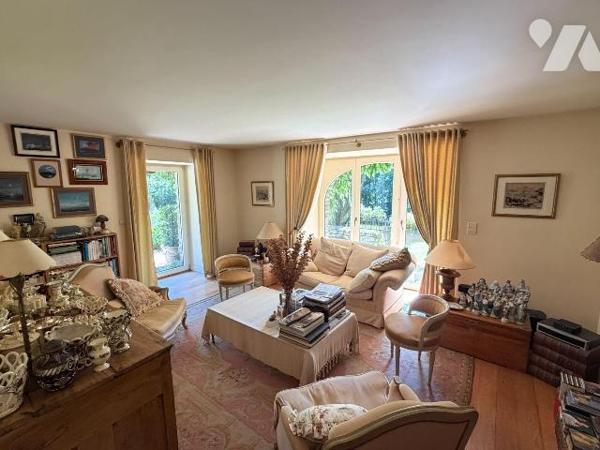 Elégante bâtisse en pierres de 127m² dévoilant un équilibre rare où l'authenticité rencontre un...