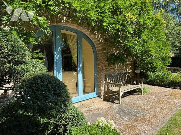 Elégante bâtisse en pierres de 127m² dévoilant un équilibre rare où l'authenticité rencontre un...