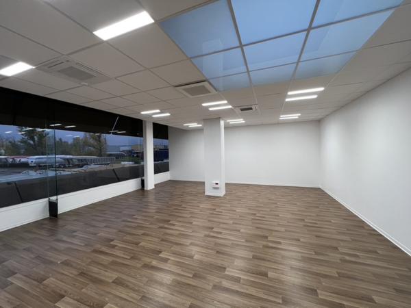 Bureaux à louer au sein de l'immeuble "Le Diamant" à Andrézieux-Bouthéon.