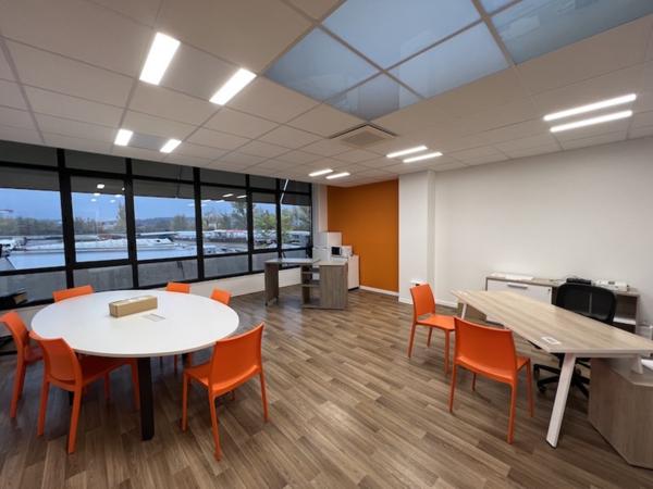 Bureaux à louer au sein de l'immeuble "Le Diamant" à Andrézieux-Bouthéon.