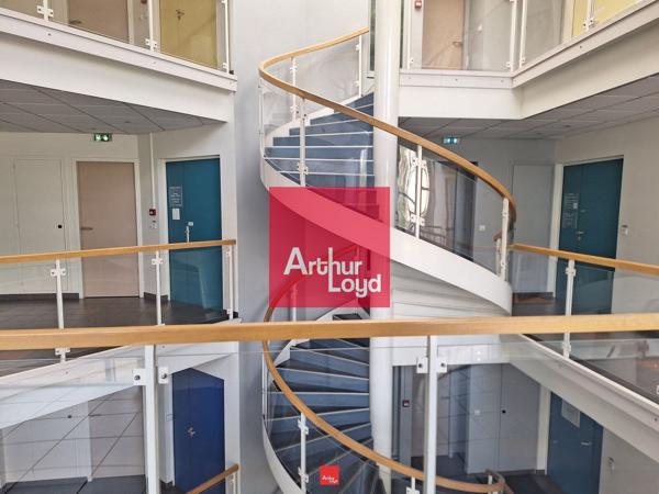 Bureaux à vendre en rez-de-chaussée à Echirolles arrêt tram immédiat