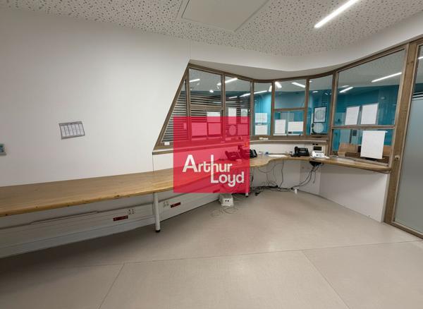 Bureaux à vendre en rez-de-chaussée à Echirolles arrêt tram immédiat