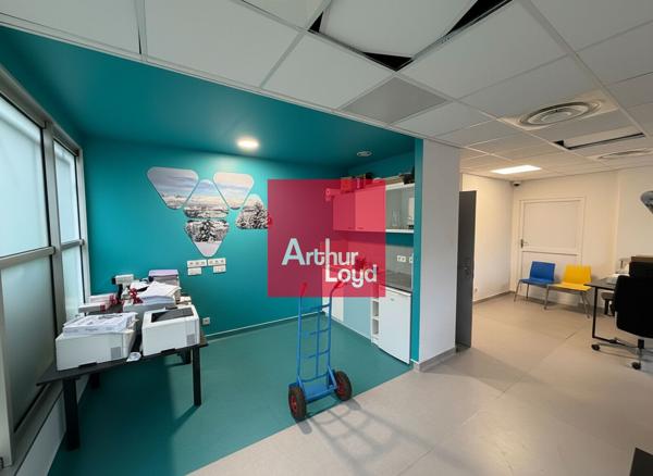 Bureaux à vendre en rez-de-chaussée à Echirolles arrêt tram immédiat