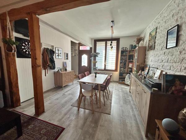 Vous cherchez une maison familiale avec de beaux volumes, du charme et un extérieur ? Ne cherchez plus !