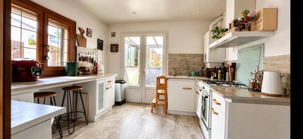 Vous cherchez une maison familiale avec de beaux volumes, du charme et un extérieur ? Ne cherchez plus !