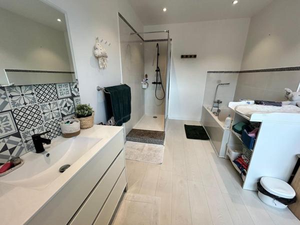 Vous cherchez une maison familiale avec de beaux volumes, du charme et un extérieur ? Ne cherchez plus !