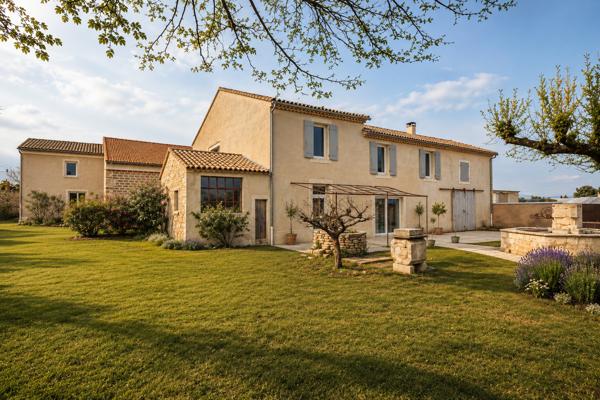 Mas en pierre avec salle de réception de 240 m² . Gîtes .Mariages . Entre Uzès et Orange Uzes