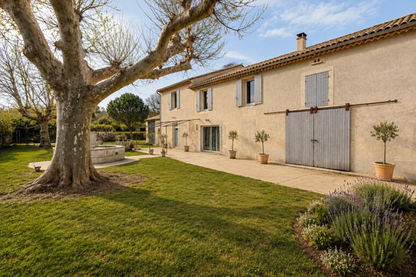 Mas en pierre avec salle de réception de 240 m² . Gîtes .Mariages . Entre Uzès et Orange Uzes