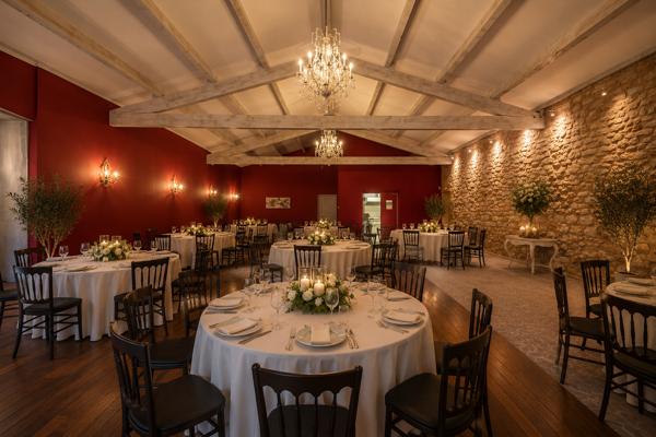 Mas en pierre avec salle de réception de 240 m² . Gîtes .Mariages . Entre Uzès et Orange Uzes