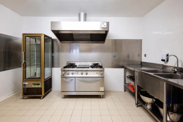 Mas en pierre avec salle de réception de 240 m² . Gîtes .Mariages . Entre Uzès et Orange Uzes