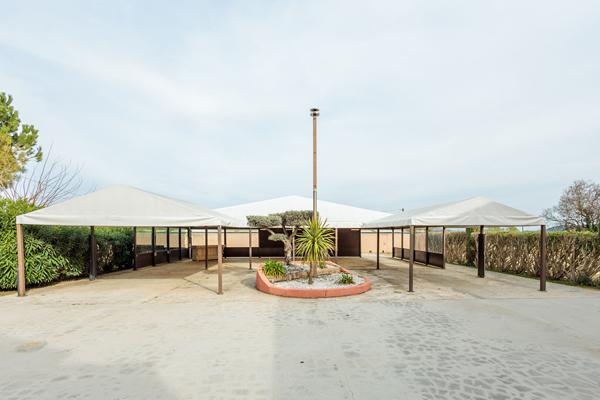 Mas en pierre avec salle de réception de 240 m² . Gîtes .Mariages . Entre Uzès et Orange Uzes