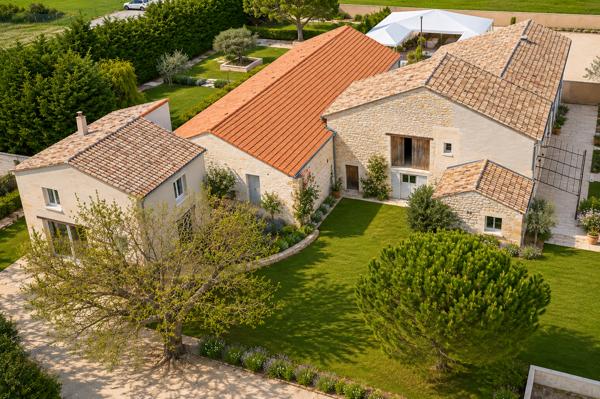 Mas en pierre avec salle de réception de 240 m² . Gîtes .Mariages . Entre Uzès et Orange Uzes