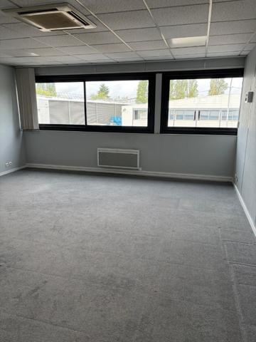 Local commercial VERRIERES LE BUISSON 1415.50 m²