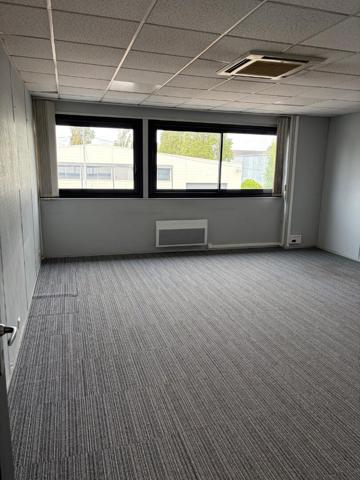 Local commercial VERRIERES LE BUISSON 1415.50 m²