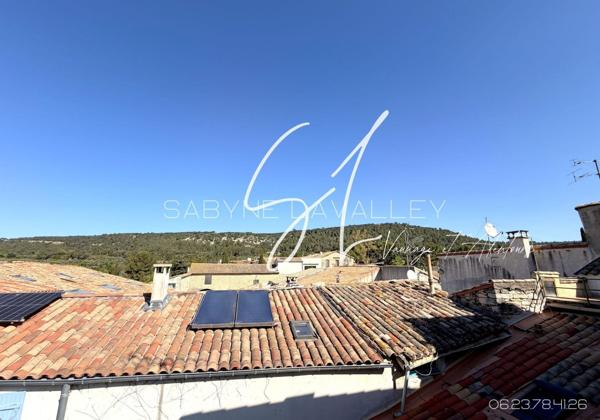 L'appart LEO, un duplex baigné de lumière, une terrasse sur les toits et une vue exceptionnelle… parfois, il suffit de prendre de la hauteur.