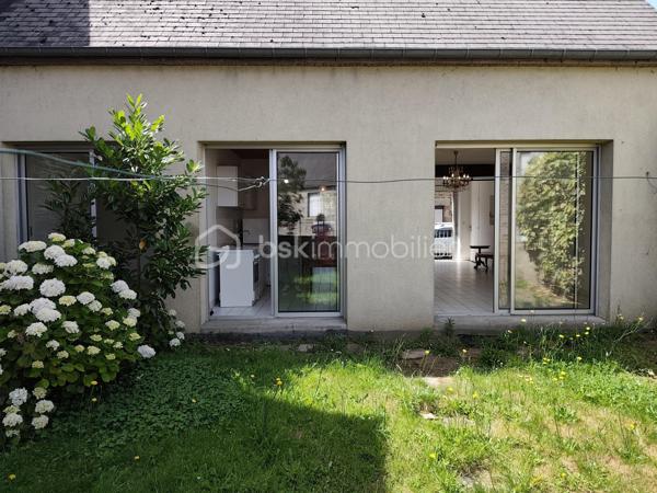 Maison de plain-pied 3 pièces - 73,20 m² à Saint-James (50) 
Située à proximité immédiate des commodités et des axes principaux. Elle se compose d’une entrée avec placard, desservant une pièce de vie lumineuse de 32 m² avec cuisine semi-ouverte de 7 m², bénéficiant d’un accès direct au jardin. Le coin nuit accueille deux chambres de 10 et 11 m², une salle d’eau avec douche et des WC séparés. Un garage avec double porte attenant, accessible depuis la pièce de vie par deux marches, complète le tout.
La maison est implantée sur une parcelle close de 197 m².
VMC, électricité récente, toiture en ardoise de synthèse. Des travaux sont à prévoir pour la partie garage.