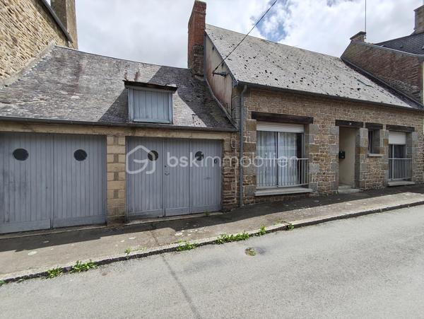 Maison de plain-pied 3 pièces - 73,20 m² à Saint-James (50) 
Située à proximité immédiate des commodités et des axes principaux. Elle se compose d’une entrée avec placard, desservant une pièce de vie lumineuse de 32 m² avec cuisine semi-ouverte de 7 m², bénéficiant d’un accès direct au jardin. Le coin nuit accueille deux chambres de 10 et 11 m², une salle d’eau avec douche et des WC séparés. Un garage avec double porte attenant, accessible depuis la pièce de vie par deux marches, complète le tout.
La maison est implantée sur une parcelle close de 197 m².
VMC, électricité récente, toiture en ardoise de synthèse. Des travaux sont à prévoir pour la partie garage.