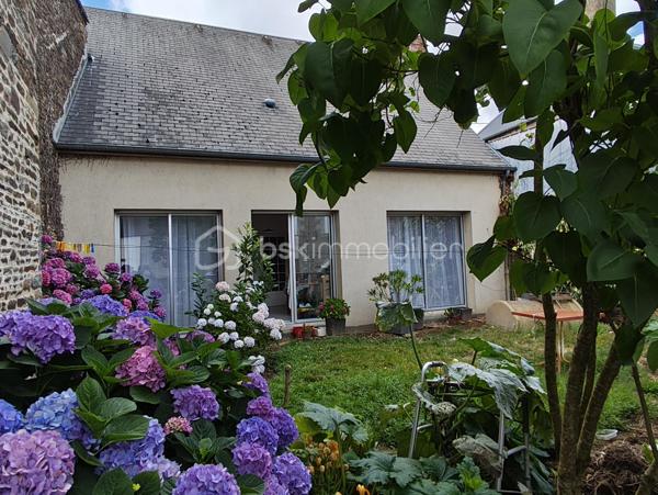 Maison de plain-pied 3 pièces - 73,20 m² à Saint-James (50) 
Située à proximité immédiate des commodités et des axes principaux. Elle se compose d’une entrée avec placard, desservant une pièce de vie lumineuse de 32 m² avec cuisine semi-ouverte de 7 m², bénéficiant d’un accès direct au jardin. Le coin nuit accueille deux chambres de 10 et 11 m², une salle d’eau avec douche et des WC séparés. Un garage avec double porte attenant, accessible depuis la pièce de vie par deux marches, complète le tout.
La maison est implantée sur une parcelle close de 197 m².
VMC, électricité récente, toiture en ardoise de synthèse. Des travaux sont à prévoir pour la partie garage.