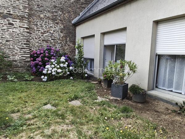 Maison de plain-pied 3 pièces - 73,20 m² à Saint-James (50) 
Située à proximité immédiate des commodités et des axes principaux. Elle se compose d’une entrée avec placard, desservant une pièce de vie lumineuse de 32 m² avec cuisine semi-ouverte de 7 m², bénéficiant d’un accès direct au jardin. Le coin nuit accueille deux chambres de 10 et 11 m², une salle d’eau avec douche et des WC séparés. Un garage avec double porte attenant, accessible depuis la pièce de vie par deux marches, complète le tout.
La maison est implantée sur une parcelle close de 197 m².
VMC, électricité récente, toiture en ardoise de synthèse. Des travaux sont à prévoir pour la partie garage.
