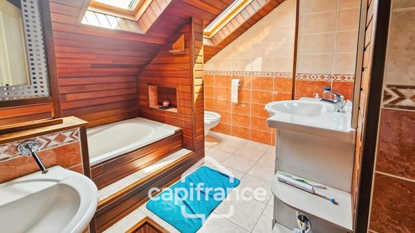 Maison indépendante sur sous-sol total.