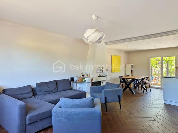 **Maison jumelée avec vue imprenable sur les vignes – 92 m² habitables**

Située dans un environnement calme et agréable, cette charmante maison jumelée de 92 m² sur sous-sol complet vous séduira par sa belle vue dégagée sur les vignes et son cadre de vie paisible.

Au rez-de-chaussée, vous découvrirez une cuisine ouverte sur un salon-séjour lumineux, créant un espace convivial et chaleureux, ainsi qu’un WC indépendant.

À l’étage, la maison dispose de deux chambres, d’un bureau idéal pour le télétravail, ainsi qu’une salle de bain avec WC.

Les combles aménagés offrent une grande chambre supplémentaire pleine de charme.

À l’extérieur, vous profiterez d’un petit terrain arboré et entièrement clôturé avec terrasse, parfait pour les beaux jours.

Prestations :

* Fenêtres PVC double vitrage
* Chauffage fioul
* Cheminée
* Sous-sol complet offrant de nombreux espaces de rangement et un garage.

Maison idéale pour une famille ou un premier achat, à découvrir sans tarder !

Pour plus d’informations ou organiser une visite, contactez-moi.