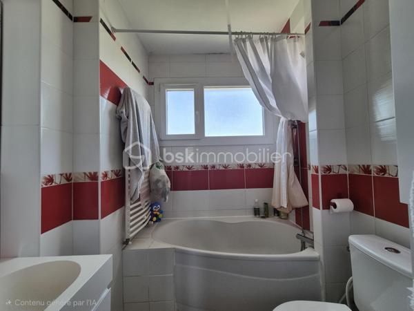 **Maison jumelée avec vue imprenable sur les vignes – 92 m² habitables**

Située dans un environnement calme et agréable, cette charmante maison jumelée de 92 m² sur sous-sol complet vous séduira par sa belle vue dégagée sur les vignes et son cadre de vie paisible.

Au rez-de-chaussée, vous découvrirez une cuisine ouverte sur un salon-séjour lumineux, créant un espace convivial et chaleureux, ainsi qu’un WC indépendant.

À l’étage, la maison dispose de deux chambres, d’un bureau idéal pour le télétravail, ainsi qu’une salle de bain avec WC.

Les combles aménagés offrent une grande chambre supplémentaire pleine de charme.

À l’extérieur, vous profiterez d’un petit terrain arboré et entièrement clôturé avec terrasse, parfait pour les beaux jours.

Prestations :

* Fenêtres PVC double vitrage
* Chauffage fioul
* Cheminée
* Sous-sol complet offrant de nombreux espaces de rangement et un garage.

Maison idéale pour une famille ou un premier achat, à découvrir sans tarder !

Pour plus d’informations ou organiser une visite, contactez-moi.