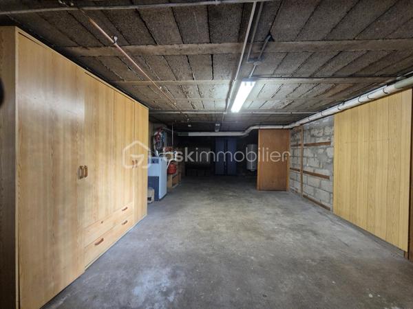 **Maison jumelée avec vue imprenable sur les vignes – 92 m² habitables**

Située dans un environnement calme et agréable, cette charmante maison jumelée de 92 m² sur sous-sol complet vous séduira par sa belle vue dégagée sur les vignes et son cadre de vie paisible.

Au rez-de-chaussée, vous découvrirez une cuisine ouverte sur un salon-séjour lumineux, créant un espace convivial et chaleureux, ainsi qu’un WC indépendant.

À l’étage, la maison dispose de deux chambres, d’un bureau idéal pour le télétravail, ainsi qu’une salle de bain avec WC.

Les combles aménagés offrent une grande chambre supplémentaire pleine de charme.

À l’extérieur, vous profiterez d’un petit terrain arboré et entièrement clôturé avec terrasse, parfait pour les beaux jours.

Prestations :

* Fenêtres PVC double vitrage
* Chauffage fioul
* Cheminée
* Sous-sol complet offrant de nombreux espaces de rangement et un garage.

Maison idéale pour une famille ou un premier achat, à découvrir sans tarder !

Pour plus d’informations ou organiser une visite, contactez-moi.