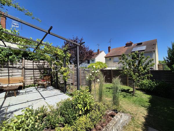 **Maison jumelée avec vue imprenable sur les vignes – 92 m² habitables**

Située dans un environnement calme et agréable, cette charmante maison jumelée de 92 m² sur sous-sol complet vous séduira par sa belle vue dégagée sur les vignes et son cadre de vie paisible.

Au rez-de-chaussée, vous découvrirez une cuisine ouverte sur un salon-séjour lumineux, créant un espace convivial et chaleureux, ainsi qu’un WC indépendant.

À l’étage, la maison dispose de deux chambres, d’un bureau idéal pour le télétravail, ainsi qu’une salle de bain avec WC.

Les combles aménagés offrent une grande chambre supplémentaire pleine de charme.

À l’extérieur, vous profiterez d’un petit terrain arboré et entièrement clôturé avec terrasse, parfait pour les beaux jours.

Prestations :

* Fenêtres PVC double vitrage
* Chauffage fioul
* Cheminée
* Sous-sol complet offrant de nombreux espaces de rangement et un garage.

Maison idéale pour une famille ou un premier achat, à découvrir sans tarder !

Pour plus d’informations ou organiser une visite, contactez-moi.
