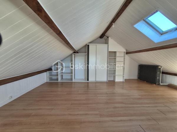 **Maison jumelée avec vue imprenable sur les vignes – 92 m² habitables**

Située dans un environnement calme et agréable, cette charmante maison jumelée de 92 m² sur sous-sol complet vous séduira par sa belle vue dégagée sur les vignes et son cadre de vie paisible.

Au rez-de-chaussée, vous découvrirez une cuisine ouverte sur un salon-séjour lumineux, créant un espace convivial et chaleureux, ainsi qu’un WC indépendant.

À l’étage, la maison dispose de deux chambres, d’un bureau idéal pour le télétravail, ainsi qu’une salle de bain avec WC.

Les combles aménagés offrent une grande chambre supplémentaire pleine de charme.

À l’extérieur, vous profiterez d’un petit terrain arboré et entièrement clôturé avec terrasse, parfait pour les beaux jours.

Prestations :

* Fenêtres PVC double vitrage
* Chauffage fioul
* Cheminée
* Sous-sol complet offrant de nombreux espaces de rangement et un garage.

Maison idéale pour une famille ou un premier achat, à découvrir sans tarder !

Pour plus d’informations ou organiser une visite, contactez-moi.