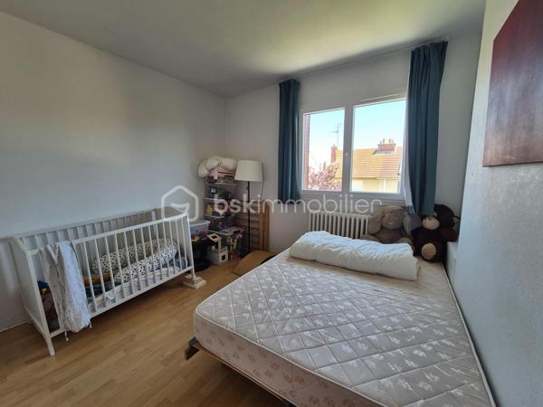 **Maison jumelée avec vue imprenable sur les vignes – 92 m² habitables**

Située dans un environnement calme et agréable, cette charmante maison jumelée de 92 m² sur sous-sol complet vous séduira par sa belle vue dégagée sur les vignes et son cadre de vie paisible.

Au rez-de-chaussée, vous découvrirez une cuisine ouverte sur un salon-séjour lumineux, créant un espace convivial et chaleureux, ainsi qu’un WC indépendant.

À l’étage, la maison dispose de deux chambres, d’un bureau idéal pour le télétravail, ainsi qu’une salle de bain avec WC.

Les combles aménagés offrent une grande chambre supplémentaire pleine de charme.

À l’extérieur, vous profiterez d’un petit terrain arboré et entièrement clôturé avec terrasse, parfait pour les beaux jours.

Prestations :

* Fenêtres PVC double vitrage
* Chauffage fioul
* Cheminée
* Sous-sol complet offrant de nombreux espaces de rangement et un garage.

Maison idéale pour une famille ou un premier achat, à découvrir sans tarder !

Pour plus d’informations ou organiser une visite, contactez-moi.