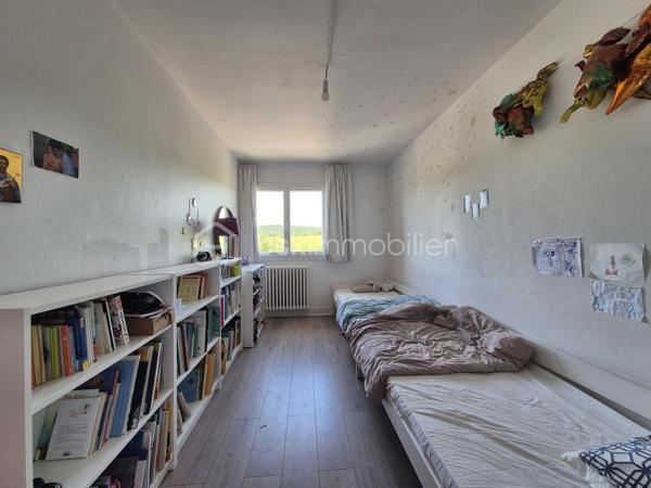 **Maison jumelée avec vue imprenable sur les vignes – 92 m² habitables**

Située dans un environnement calme et agréable, cette charmante maison jumelée de 92 m² sur sous-sol complet vous séduira par sa belle vue dégagée sur les vignes et son cadre de vie paisible.

Au rez-de-chaussée, vous découvrirez une cuisine ouverte sur un salon-séjour lumineux, créant un espace convivial et chaleureux, ainsi qu’un WC indépendant.

À l’étage, la maison dispose de deux chambres, d’un bureau idéal pour le télétravail, ainsi qu’une salle de bain avec WC.

Les combles aménagés offrent une grande chambre supplémentaire pleine de charme.

À l’extérieur, vous profiterez d’un petit terrain arboré et entièrement clôturé avec terrasse, parfait pour les beaux jours.

Prestations :

* Fenêtres PVC double vitrage
* Chauffage fioul
* Cheminée
* Sous-sol complet offrant de nombreux espaces de rangement et un garage.

Maison idéale pour une famille ou un premier achat, à découvrir sans tarder !

Pour plus d’informations ou organiser une visite, contactez-moi.