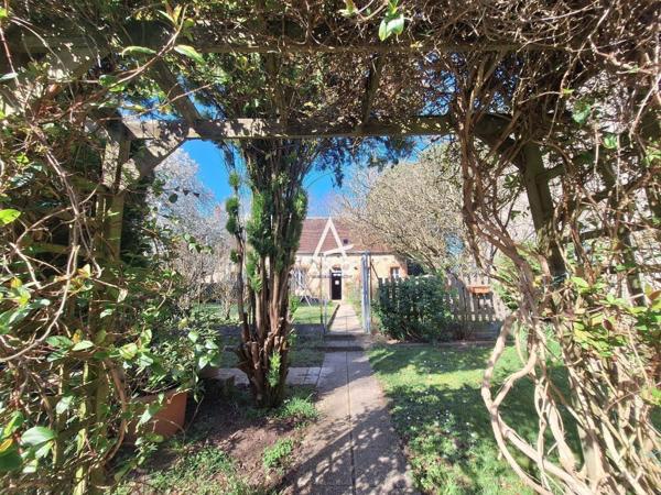 Propriété de caractère au cœur de La Bussière – Maison principale, appartement et nombreuses dépendances.