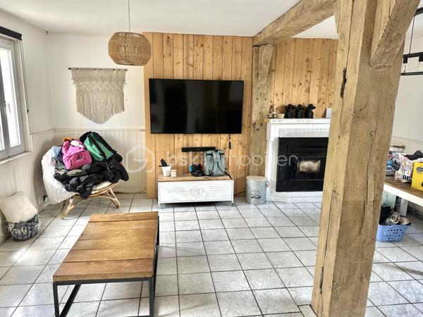 Visite vidéo disponible sur
- ma chaîne YT : Grégory Talbot IMMOBILIER (playlist : Visites filmées)
- FB : Grégory Talbot Immobilier (album : Visites vidéo)
- et sur mon IG : L'immobilier en Normandie (onglet : Réels)

Sur la commune du Petit-Couronne (76650), 

Maison 121m2 composée de
- au rez-de-chaussée : séjour double avec poêle à bois, cuisine meublée, wc, véranda à destination de buanderie actuellement; 
- au premier étage : salle de bain avec wc, trois chambres; 
- au second : un grenier aménageable de 30m2 environ. 

Sur le terrain se trouve également une grande dépendance à aménager, pourquoi pas : environ 70m2 ! 
Également une partie atelier et une partie cave. 

Côté extérieur : terrasse, jardin, pergola, stationnement. 

Travaux à prévoir. 

Ne tardez pas !