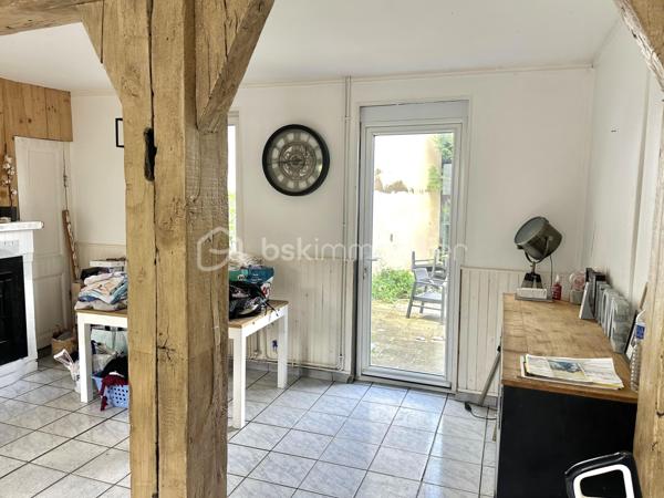 Visite vidéo disponible sur
- ma chaîne YT : Grégory Talbot IMMOBILIER (playlist : Visites filmées)
- FB : Grégory Talbot Immobilier (album : Visites vidéo)
- et sur mon IG : L'immobilier en Normandie (onglet : Réels)

Sur la commune du Petit-Couronne (76650), 

Maison 121m2 composée de
- au rez-de-chaussée : séjour double avec poêle à bois, cuisine meublée, wc, véranda à destination de buanderie actuellement; 
- au premier étage : salle de bain avec wc, trois chambres; 
- au second : un grenier aménageable de 30m2 environ. 

Sur le terrain se trouve également une grande dépendance à aménager, pourquoi pas : environ 70m2 ! 
Également une partie atelier et une partie cave. 

Côté extérieur : terrasse, jardin, pergola, stationnement. 

Travaux à prévoir. 

Ne tardez pas !